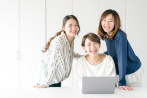 笑顔で働く女性たち